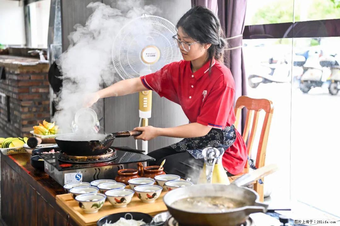 全网追的“扁担女孩”，找了一份暑假工，时薪12元 - 兴安盟生活资讯 - 兴安盟28生活网 xam.28life.com